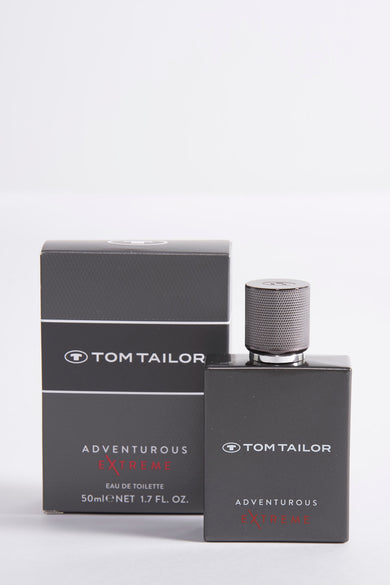 Parfum pour hommes gris de Tom Tailor, avec une structure subtile de raisins sur la boîte.