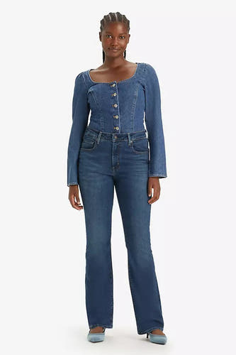 Jean bootcut bleu marine de Levi's, porté avec une chemise en cuir ajustée à manches longues et col boutonné.