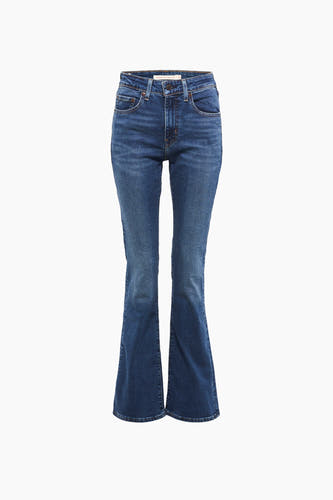 Jean bootcut bleu marine de Levi's, avec un lavage denim classique et des coutures discrètes.