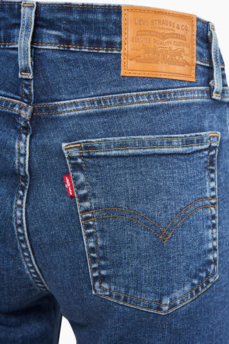 Jean bootcut bleu marine de Levi's, avec le logo de la marque sur la poche arrière et un patch en cuir sur la ceinture.