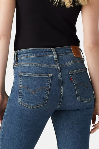 Donkerblauwe skinny jeans van Levi's®, met achterzakken en een bruin leren merklabel.