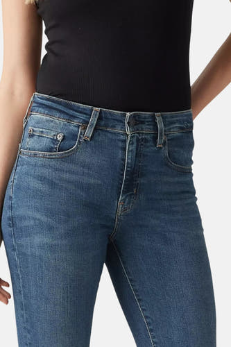 Jean skinny en denim bleu marine de Levi's® avec poches et bouton.