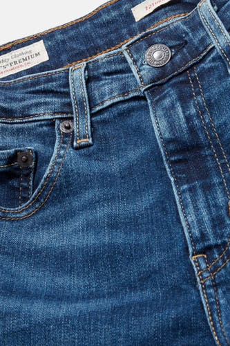 Jean skinny en denim bleu marine de Levi's® avec des poches visibles et une fermeture à glissière métallique.