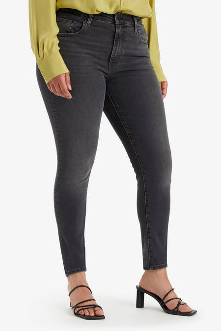 Jean skinny gris clair de Levi's, lisse et avec un léger lavage.