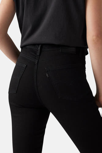 Jean skinny noir de Levi's, avec étiquette de marque sur l'arrière et boutons sur les poches.