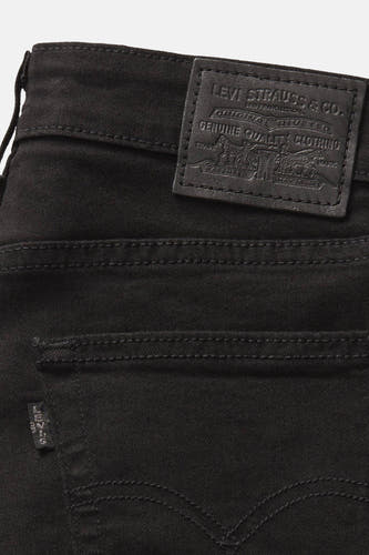 Jean skinny noir en denim de Levi's®, avec étiquette de marque sur l'arrière.