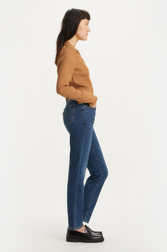 Donkerblauwe rechte jeans van Levi's, met een subtiel logo op de achterzak, gecombineerd met een bruine top en zwarte schoenen.
