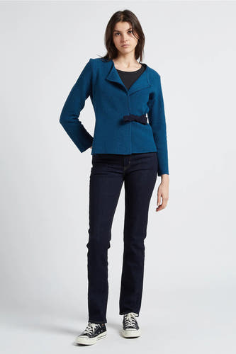 Rechte jeans van donkerblauw denim van Levi's, gecombineerd met een blauw jasje en zwarte sneakers.