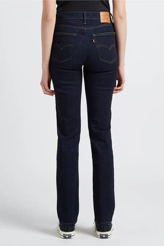 Donkerblauwe straight jeans van Levi's, met achterzakken en bruin leren merklabel, gecombineerd met zwarte sneakers.
