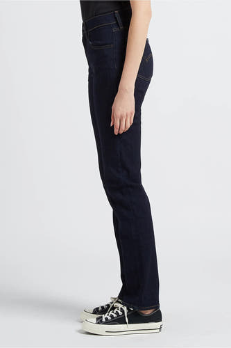Jean droit bleu marine de Levi's, en vue latérale, associé à des baskets noires.