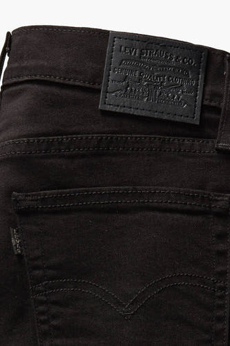 Jean droit noir de Levi's, avec un logo discret sur la poche arrière et une étiquette en cuir.