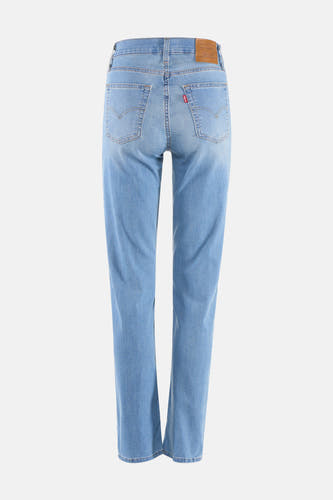 Lichtblauwe straight jeans van Levi's®, met stiksels op de achterzakken en een bruin merklabel op de tailleband.
