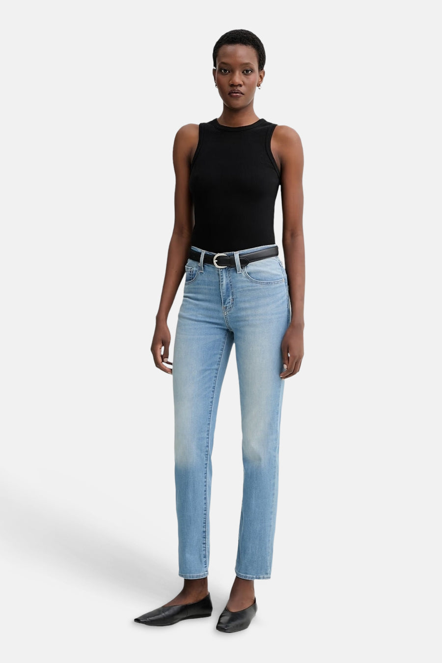 Lichtblauwe rechte jeans van Levi's® met vintage was, gedragen met zwarte top en riem, front view