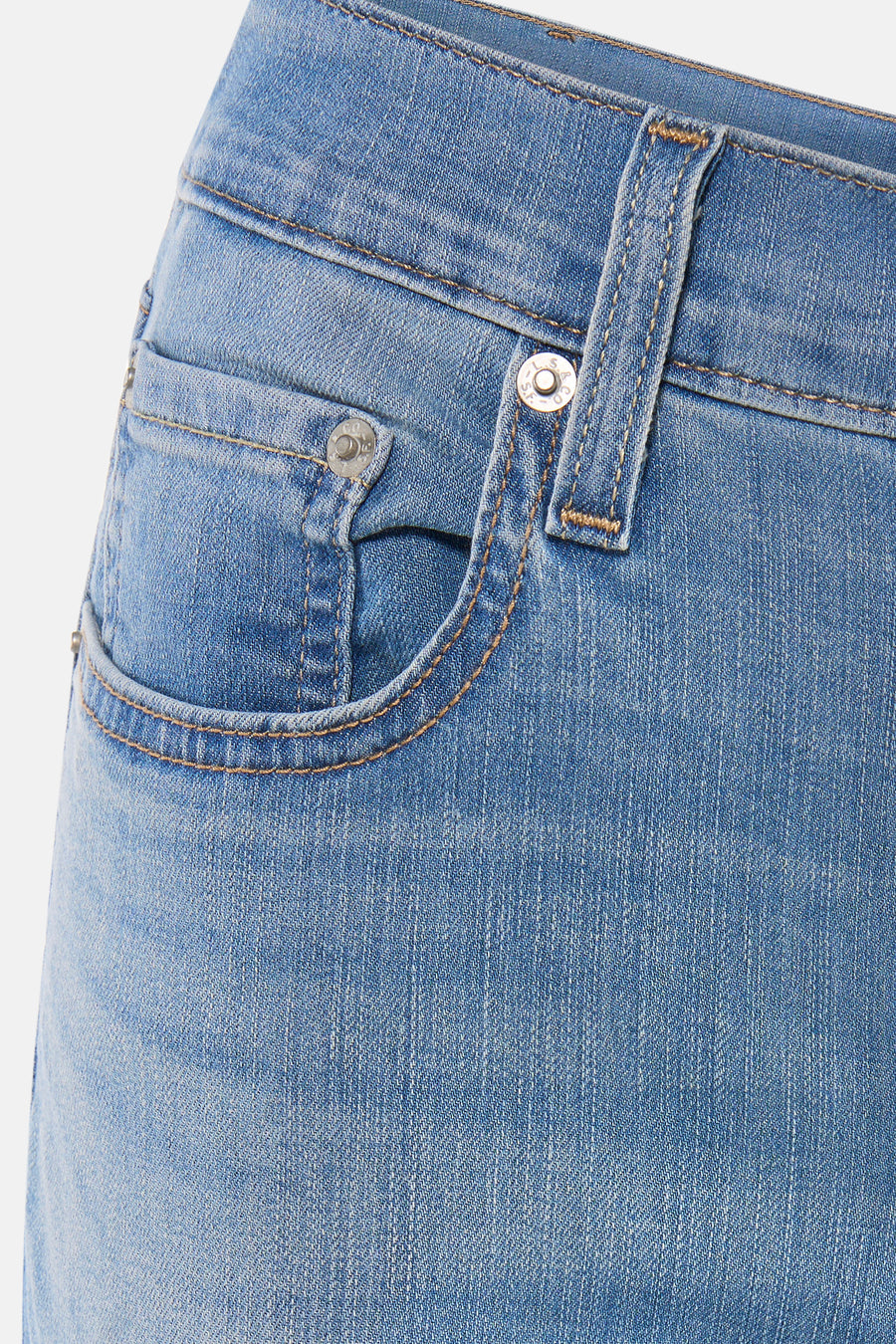 Lichtblauwe straight jeans van Levi's®, met zakdetail en knoopsluiting.
