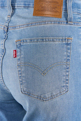 Jean droit bleu clair de Levi's, avec un étiquette en cuir brun et une étiquette de marque rouge sur la poche arrière.