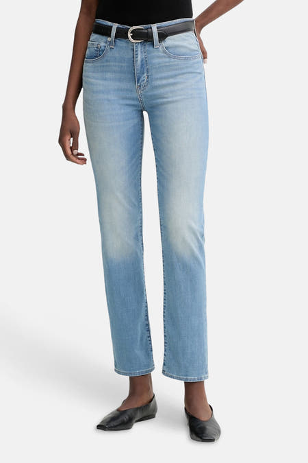 Lichtblauwe rechte jeans van Levi's® met gewassen look, gedragen met zwarte riem en loafers, front view