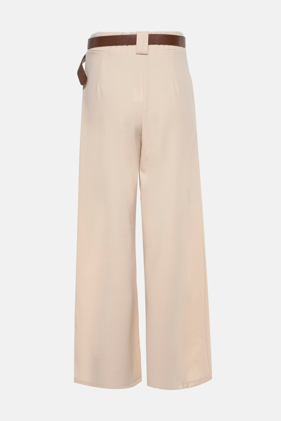 Beige culottes met bruine riem.
