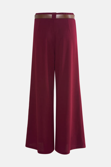 Pantalon Bordeaux de Terra di Siena avec des pinces larges et une ceinture marron.