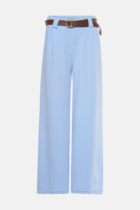 Blauwe broek van Terra di Siena, met een bruine riem met gouden gesp.

