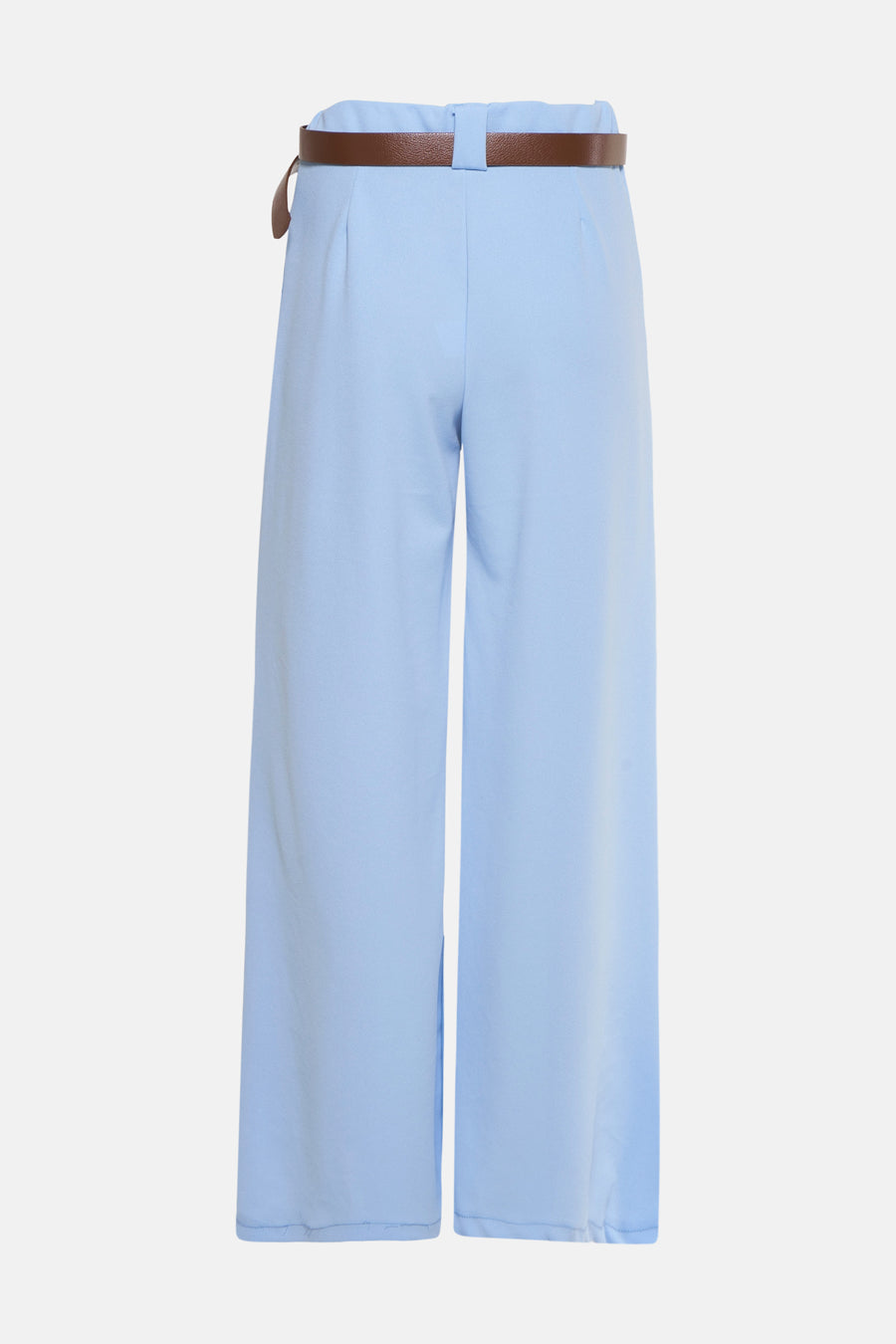 Pantalon bleu de Terra di Siena, avec une ceinture brune et une boucle dorée.