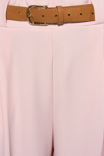 Pantalon de costume rose de Terra di Siena, avec une ceinture marron à boucle dorée.