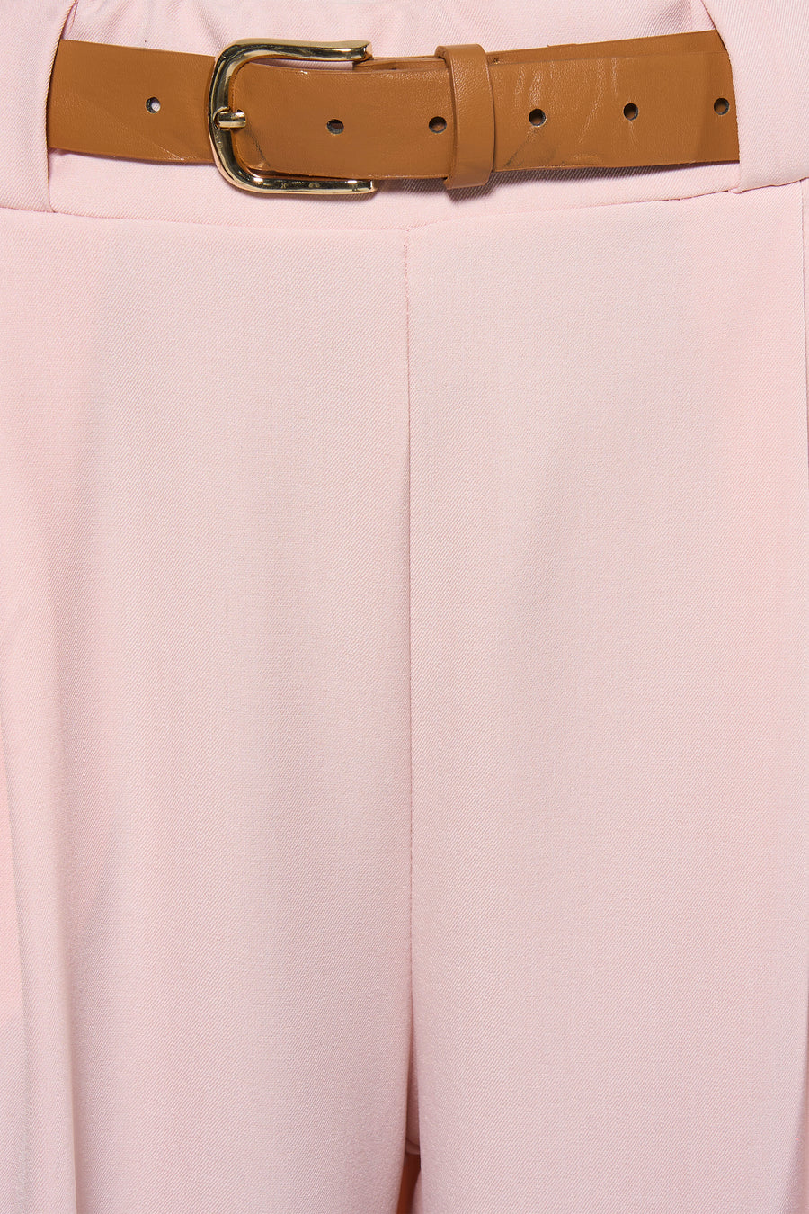 Pantalon de costume rose de Terra di Siena, avec une ceinture marron à boucle dorée.