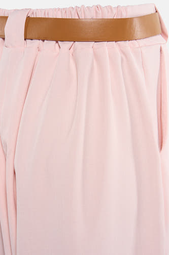 Pantalon de costume rose de Terra di Siena, avec une ceinture marron, une taille plissée et une poche latérale.