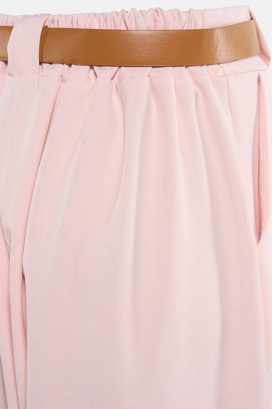 Pantalon de costume rose de Terra di Siena, avec une ceinture marron, une taille plissée et une poche latérale.