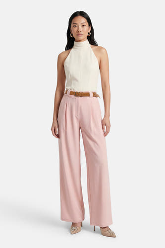 Pantalon de costume rose de Terra di Siena, avec une ceinture marron et des talons assortis.