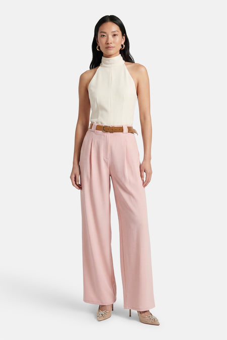 Pantalon de costume rose de Terra di Siena, avec une ceinture marron et des talons assortis.