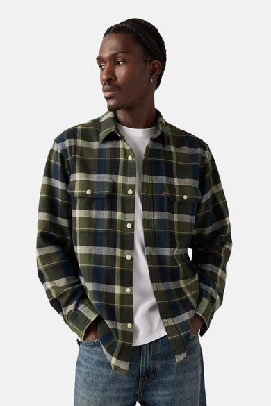Chemise multicolore à manches longues de Levi's®, motif rayé, portée avec des jeans bleus, vue arrière.