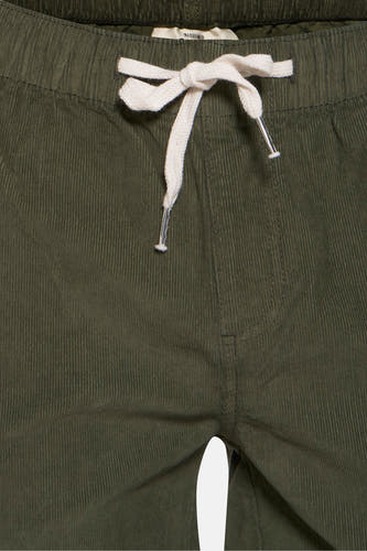 Short vert de corduroy REDEFINED REBEL, avec une corde blanche.
