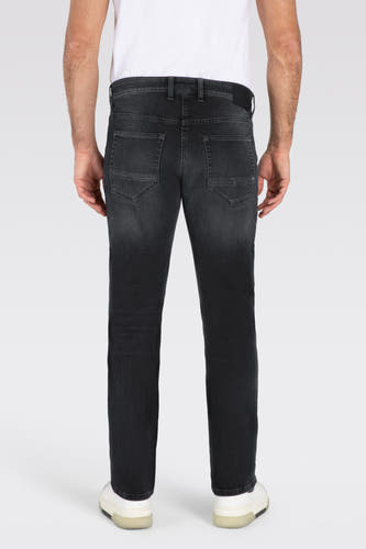 Jean droit gris anthracite de MAC, dos, avec un lavage subtil et porté avec un T-shirt blanc et des baskets blanches.