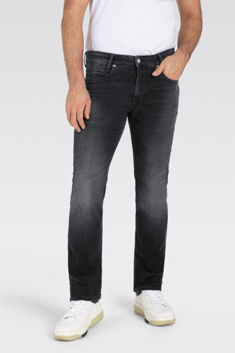 Jean droit gris anthracite de MAC, avec un dégradé subtil et porté avec un T-shirt blanc et des baskets blanches.