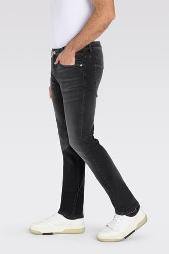 Jean droit gris anthracite de MAC, avec poches, associé à un T-shirt blanc et des baskets blanches.
