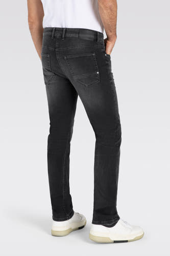 Jean droit gris anthracite de MAC, avec un lavage subtil et des baskets blanches décontractées.
