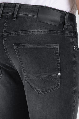 Jean droit gris anthracite de MAC, avec une poche arrière et des passants.