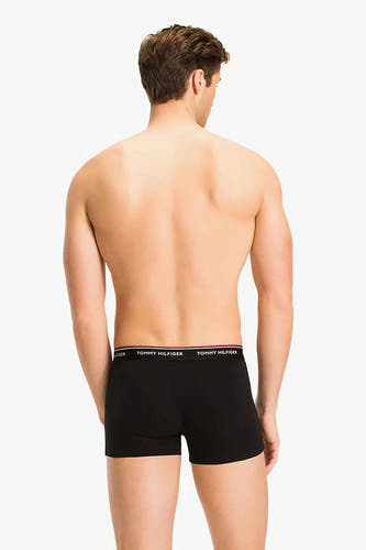 Zwarte boxers van Tommy Jeans, met een merklogo op de elastische band, gezien van achteren.
