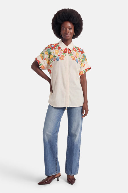 Chemise à manches courtes multicolore de Terra di Siena avec base crème et broderie florale.