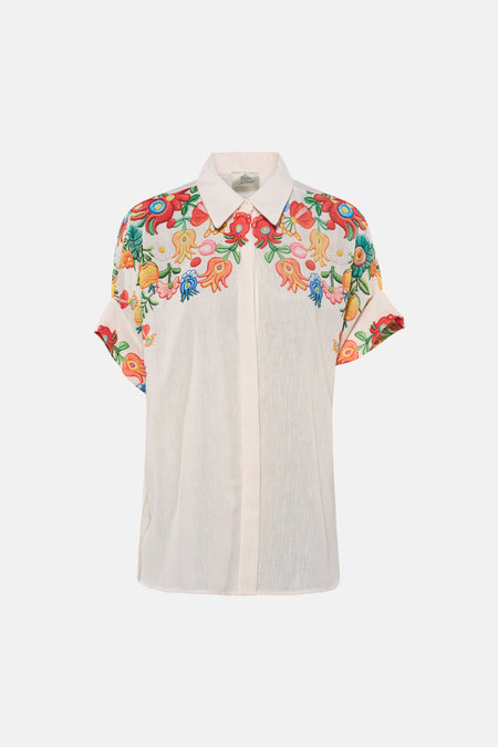 Chemise en lin blanc à manches courtes de Terra di Siena, ornée de broderies florales colorées.