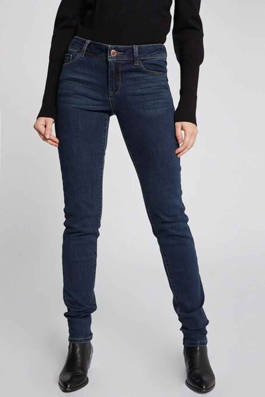 Jean bleu marine, pull noir, surpiqures marrons.