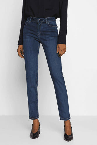 Jean skinny bleu marine de Morgan De Toi, associé à un t-shirt bleu marine et des escarpins noirs.