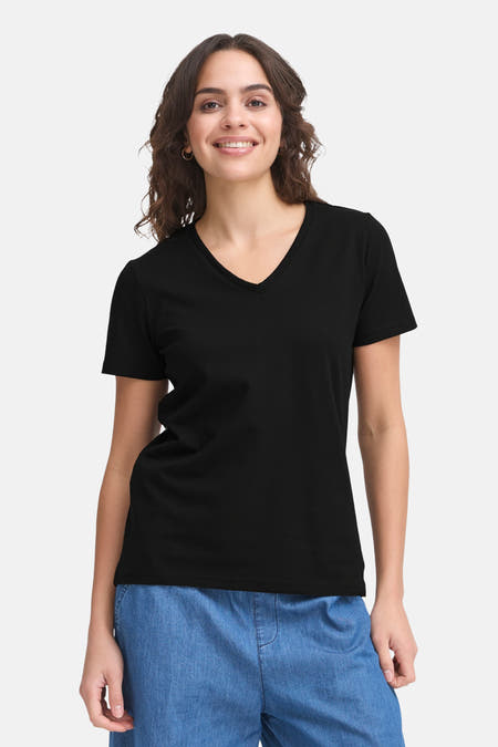 T-shirt noir à manches courtes de Fransa, porté avec un pantalon bleu.