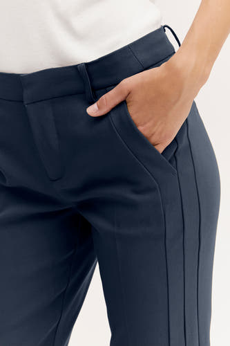 Chino bleu de France, avec poche et plis sur la jambe.