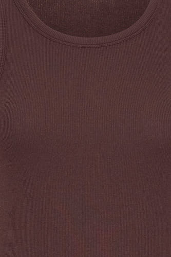 Haut marron de Fransa, avec une texture côtelée et un col rond.