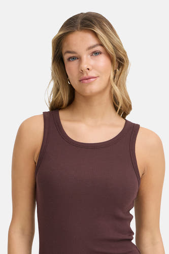Débardeur marron de Fransa, avec une texture côtelée et un col rond, porté par un mannequin avec des boucles d'oreilles dorées.