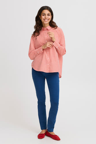 Chemise rayée rouge et blanche à manches longues de France, portée avec des jeans bleus et des chaussures rouges.