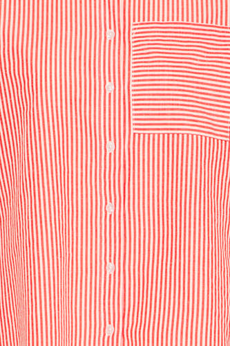 Chemise à carreaux rouges avec longues manches de France, avec une poche poitrine et et fermeture boutons.
