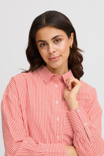 Chemise à carreaux rouge avec longues manches de France, avec un col et une fermeture à boutons.