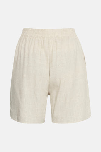 Short écru de France, avec une cece é et et des poches.